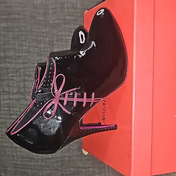 Betsey Johnson Black Patent Leather Pink Bows Spike High Heels Booties - Picture 2 of 5